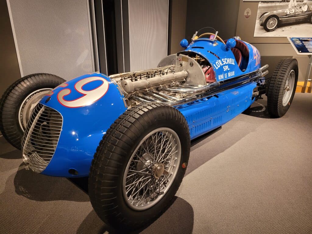 A blue Maserati Maserati 8CTF 1938 racing car in a museum